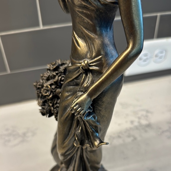 Elegant Bronze Lady Statue with Umbrella - Picture 9 of 10